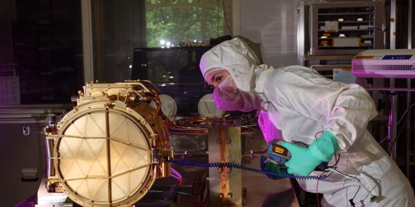 An engineer ground tests Europa Clipper鈥檚 dust analyzer.